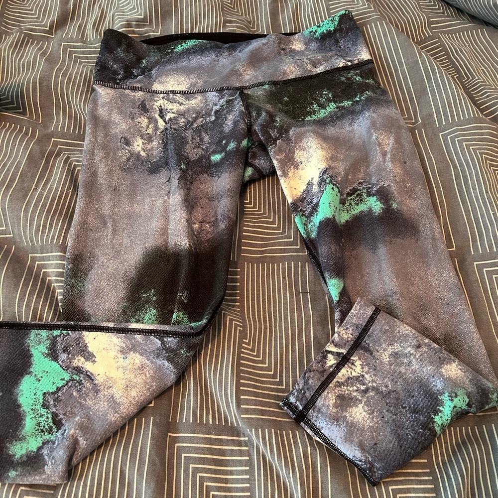 Lululemon crop pants. Very soft.
